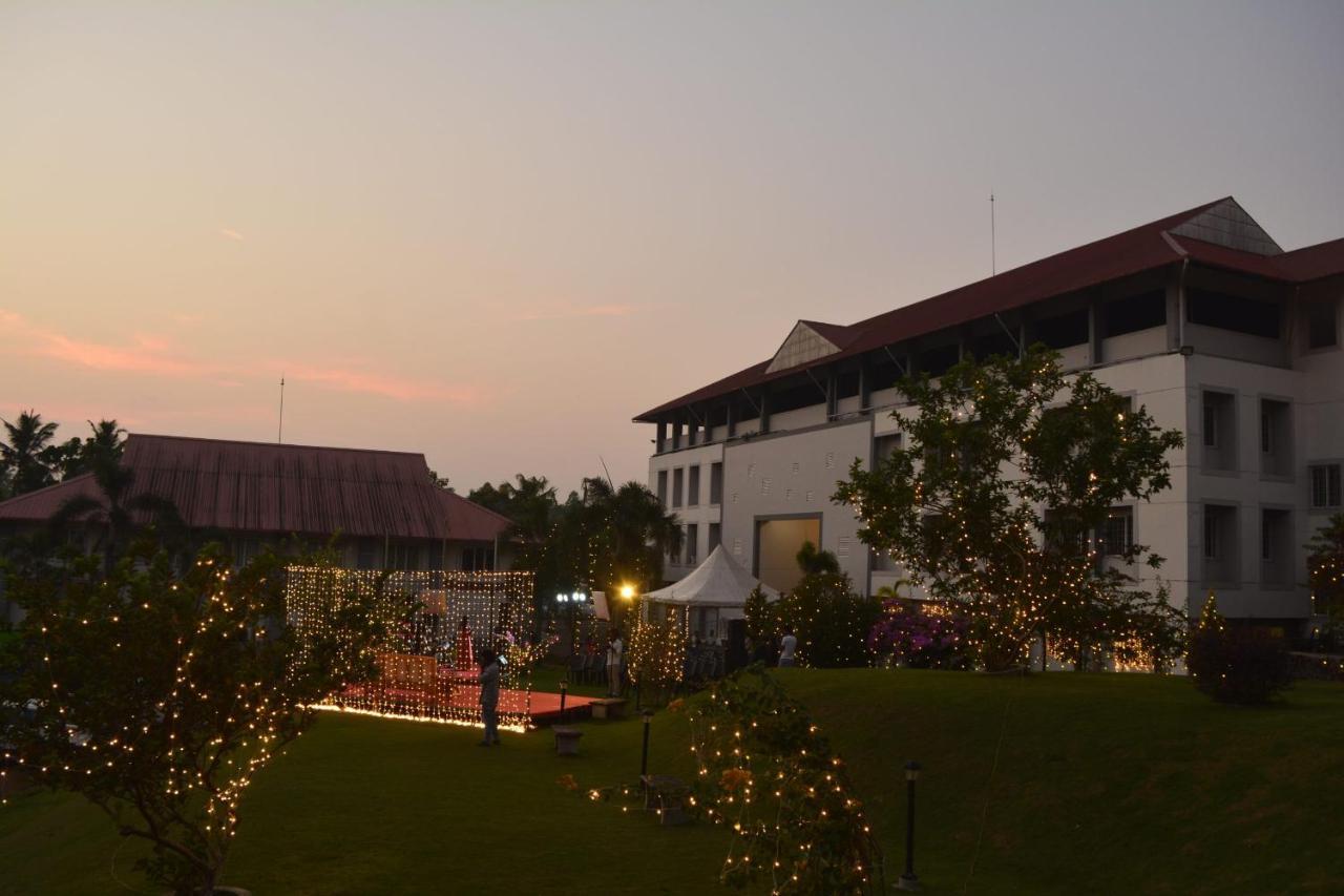 Angamaly Convention Centre Hotell Kochi Exteriör bild