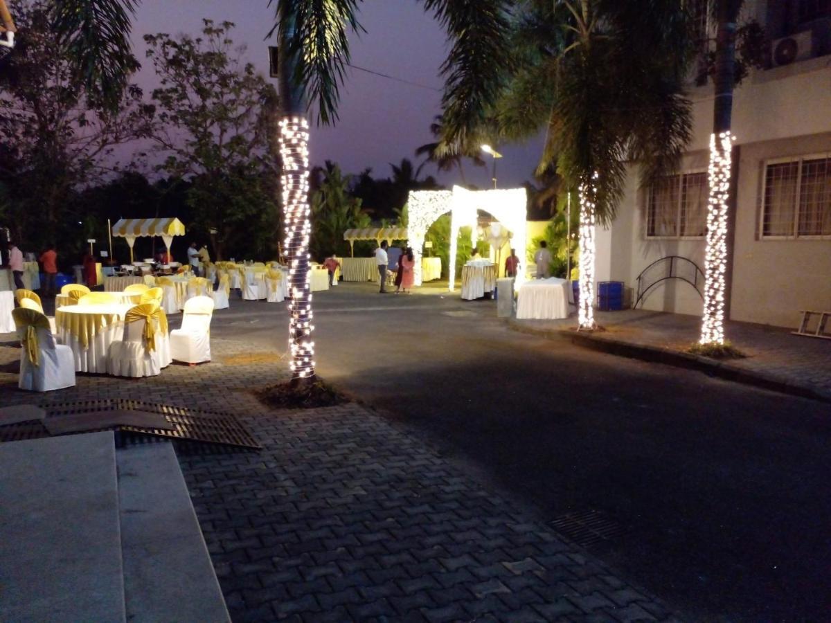 Angamaly Convention Centre Hotell Kochi Exteriör bild